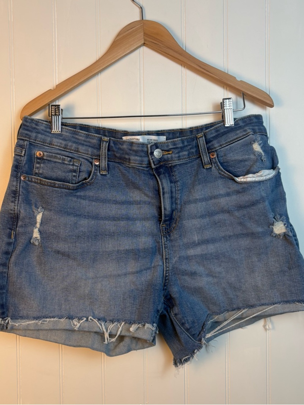 Signature by‎ Levi Strauss & Co Mid Rise Cut Off Denim Shorts  Distressed W34